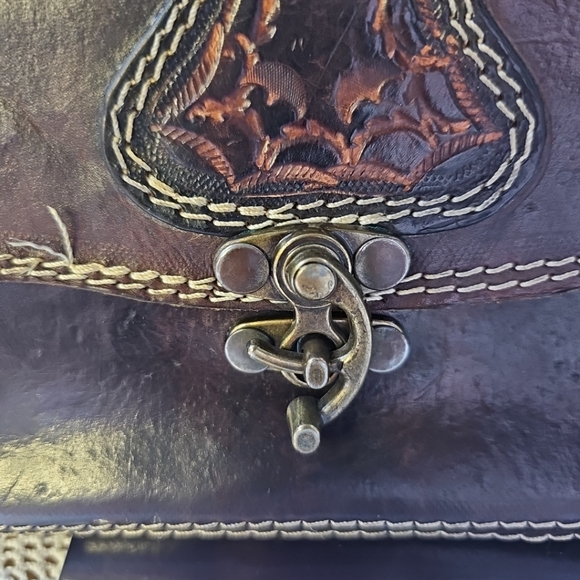 Hand Tooled Leather Crossbody With Shell Face Engraved in Front of Bag. Brown le - Picture 3 of 16